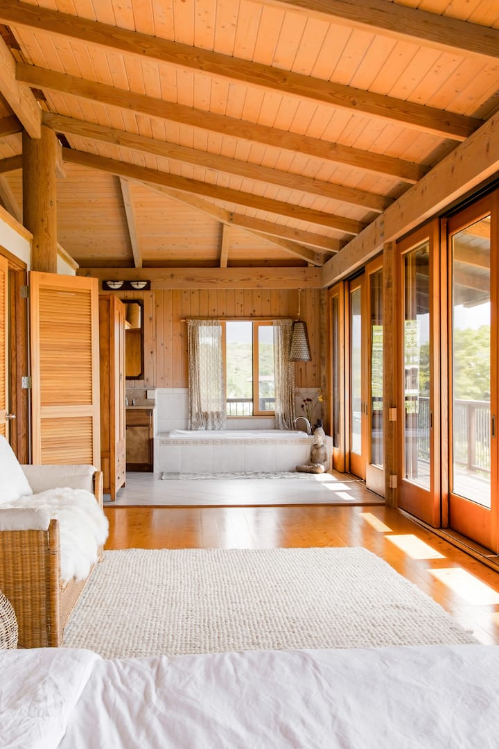 غرفة نوم رئيسية رائعة وحمام مع نوافذ من الأرض إلى السقف وإطلالات  على المحيط لمدة أيام!