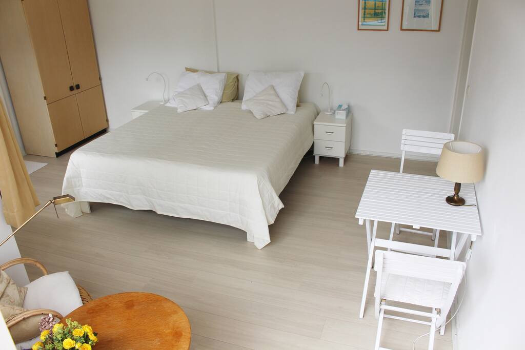 Double bed, 1.80m x 2.00m, two separate mattresses