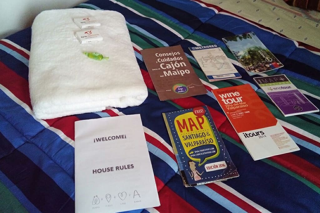 Toallas, cama equipada y mucha información - towels, bed linen and lots of information.