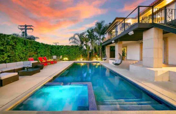 Spacious 5BD | Ocean Views • Pool • Jacuzzi gallery image 3