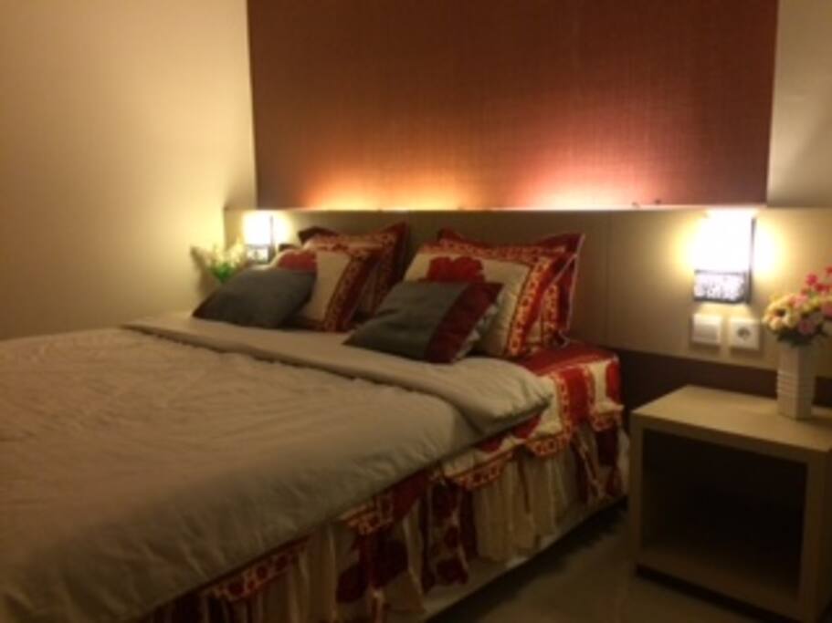 There any 1 Plug, 4 pillow (cover flower), Bedding / Blanket, 2 slot storage box and drawer)