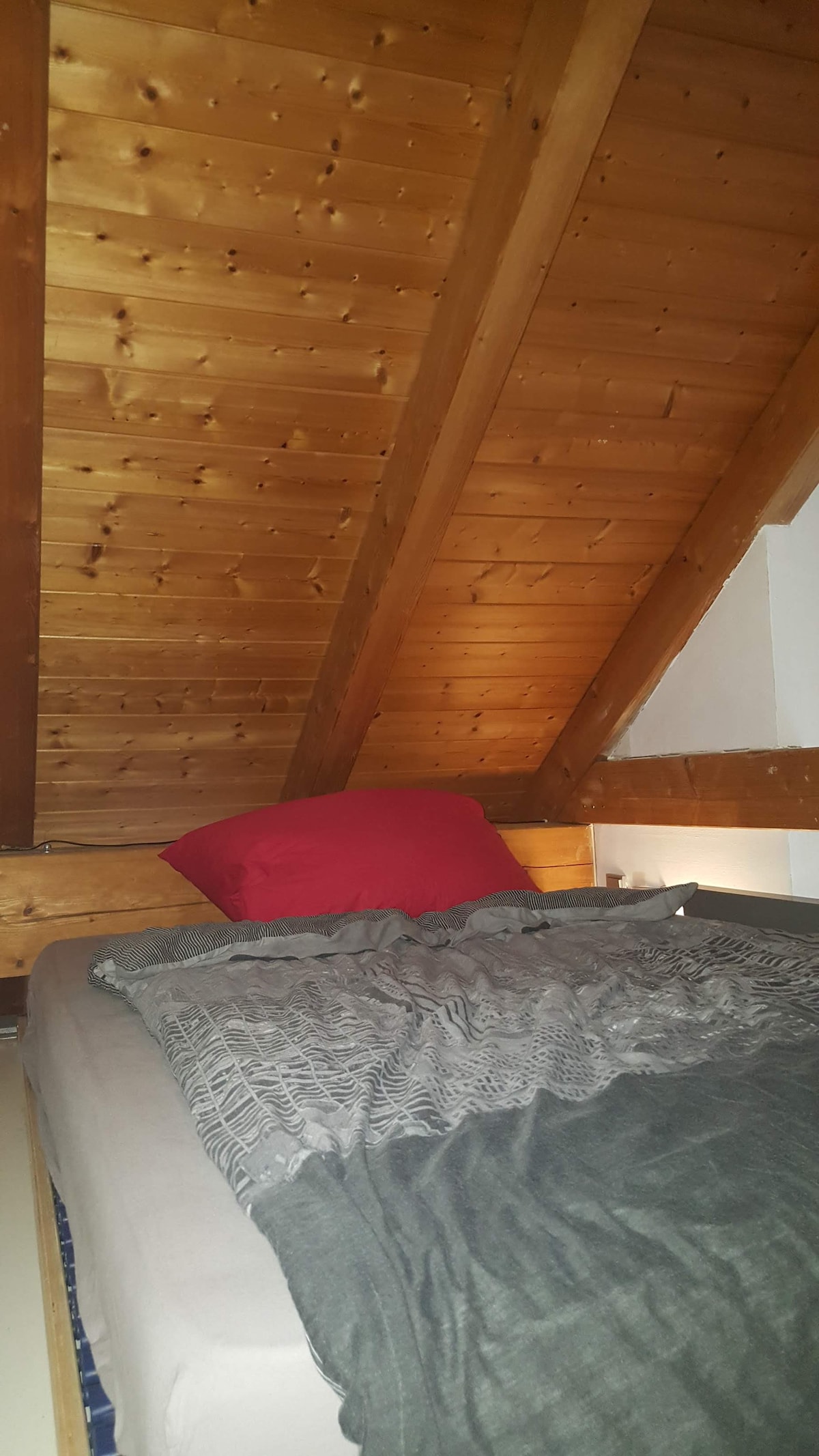 Dvojposteľ v podkroví - s 2 samostatnými matracmi.