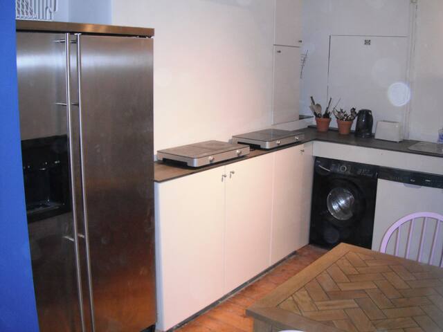 Large stylish 5 bedroom (3 en-suite) house gallery image 4