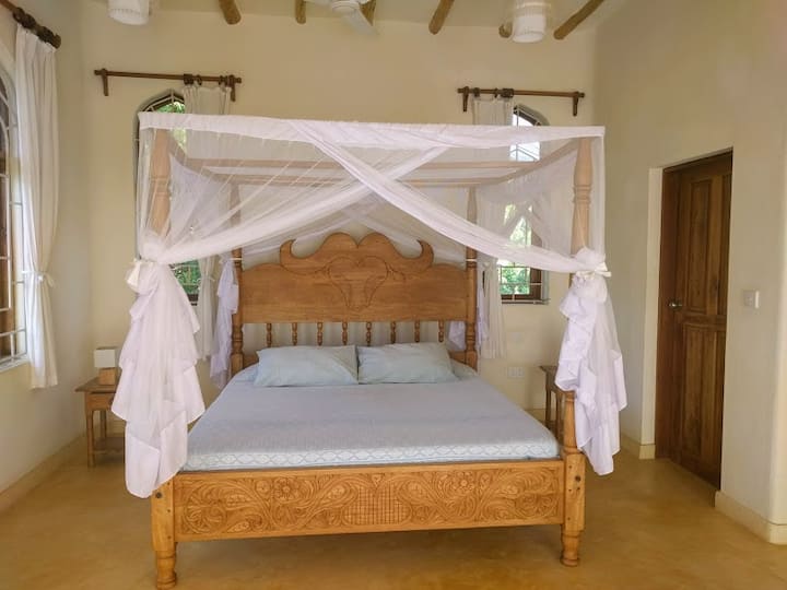 楼上双人房，配有套内卫生间和阳台