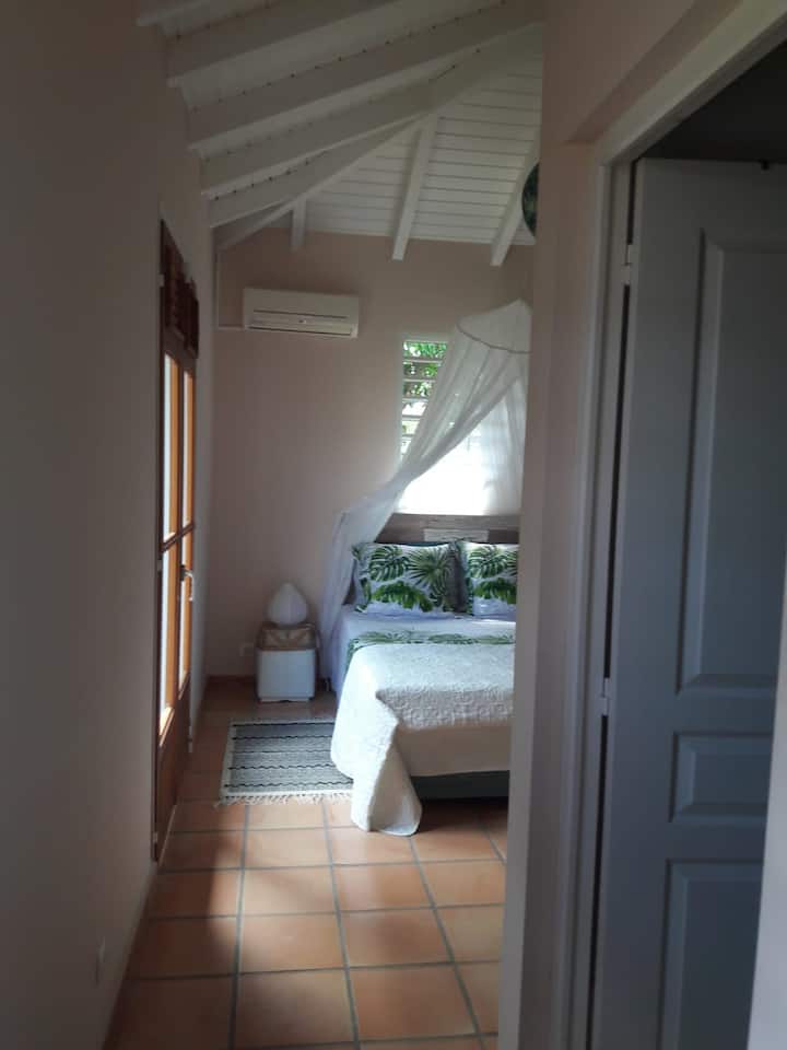 slaapkamer 2: bed 140, badkamer, toilet, airco, voldoende opbergruimte