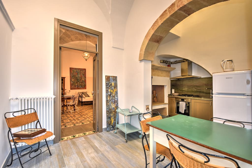 Entrée Rez, avec cuisine, salle de douche/WC/lave-linge et accès salon et escalier pour le 1er étage