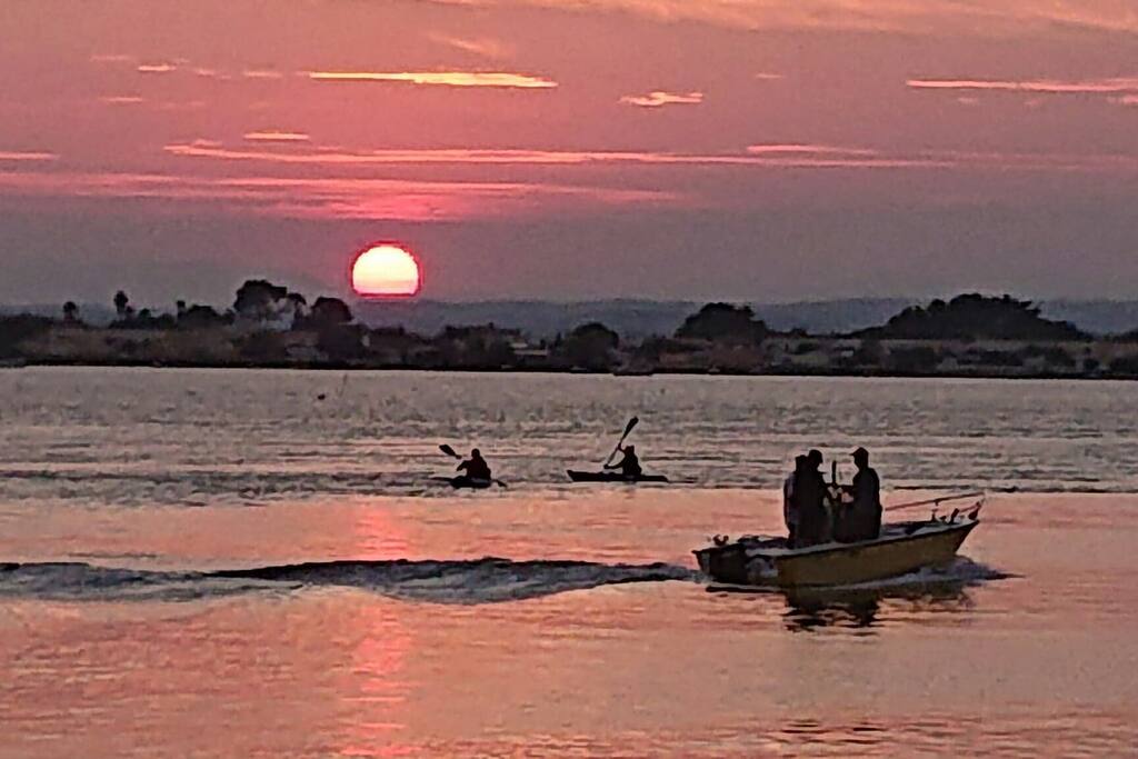 Coucher de soleil rosé avec canoës !