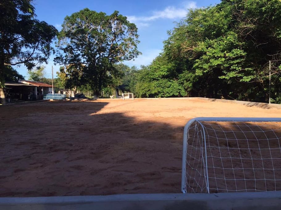 Quadra de areia para vôlei, futebol e peteca