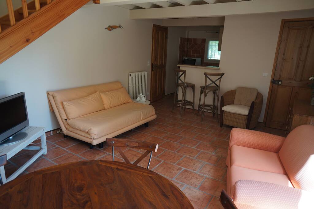 Séjour et vue sur la kitchenette
