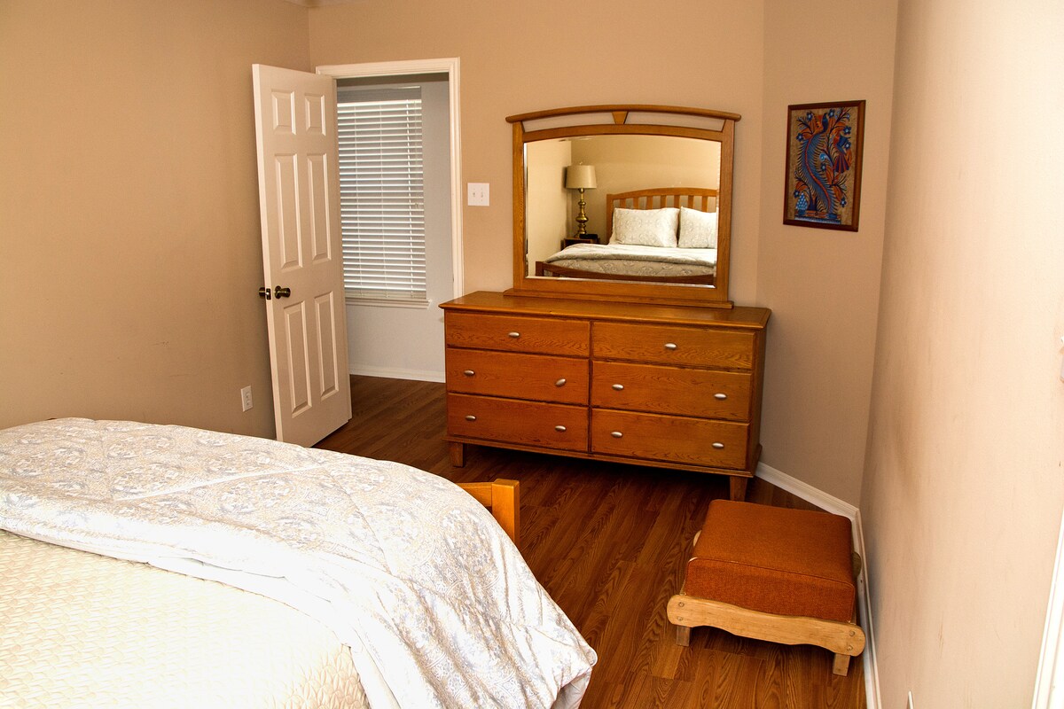 غرفة النومرقم2 - تتميز بسرير بحجم كبير وخزانة ملابس بمرآة ومروحة سقف وخزانة ملابس... غرفة نوم مريحة جدًا!  