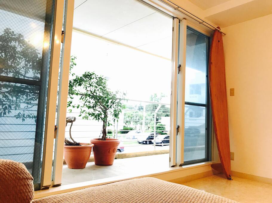 広々としたオーシャンビューのベランダ。
An ocean view patio.