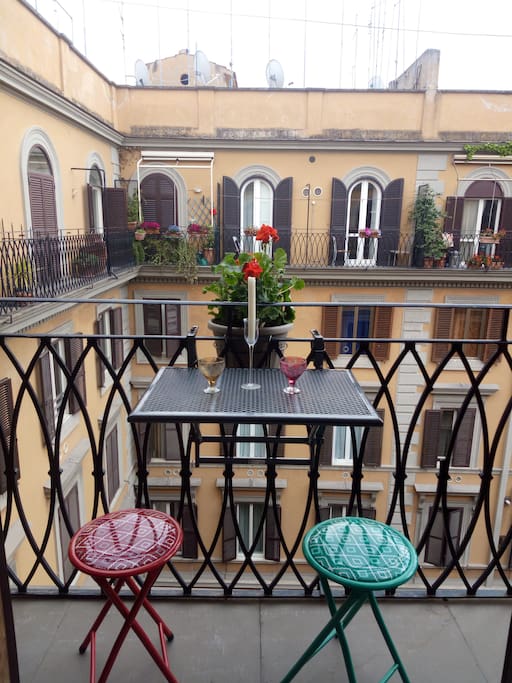 tavolino pieghevole con sgabelli (camera letto 1) - little table on the balcony (bedroom 1)
