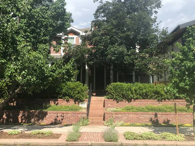 Family Home 6 bed/4 bath in Beautiful Wash Park! gallery image 4