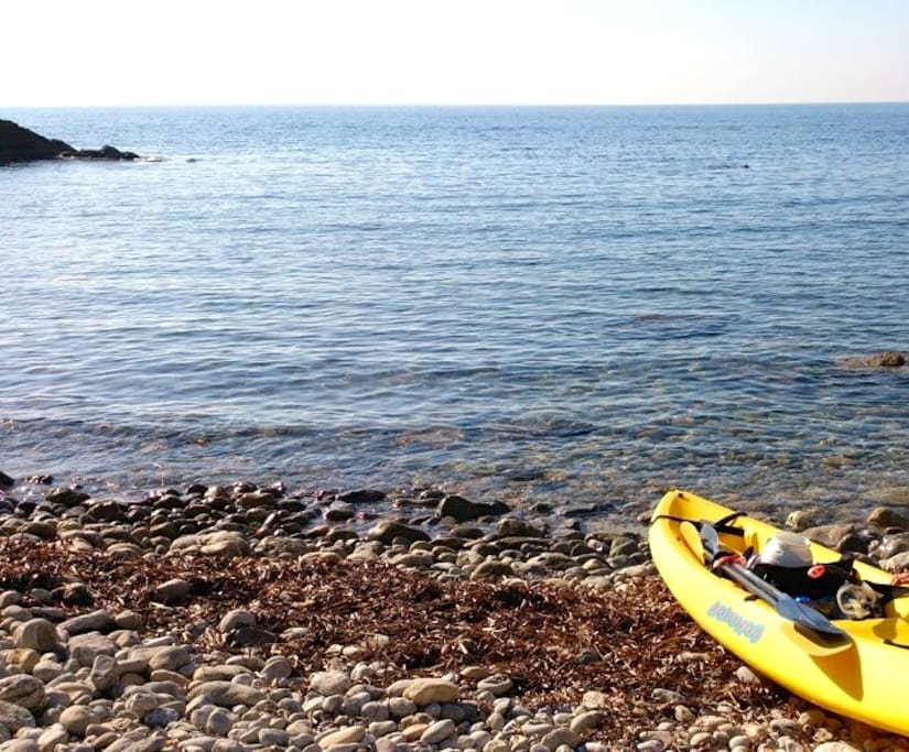 La calanque, 2 kayaks à disposition pour se balader.
