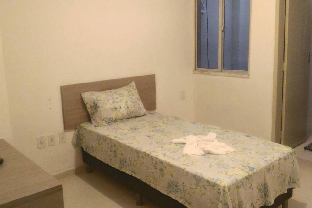 UMA CAMA DE CASAL OU 2 DE SOLTEIRO