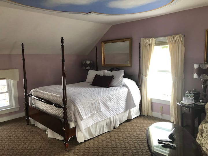 Quarto #1: cama queen size, assento do amor, banheiro privativo.  Este quarto está localizado no segundo andar