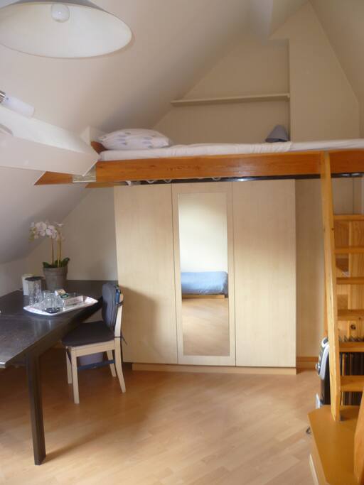 Upperfloor grand room with two single beds (with coffee and tea maker)