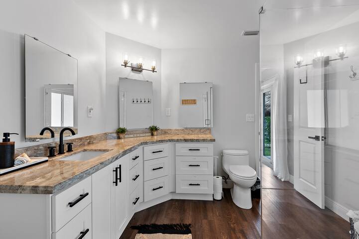 2 blocks to the beach*Pool*Ocean Access*Dock*Grill gallery image 5