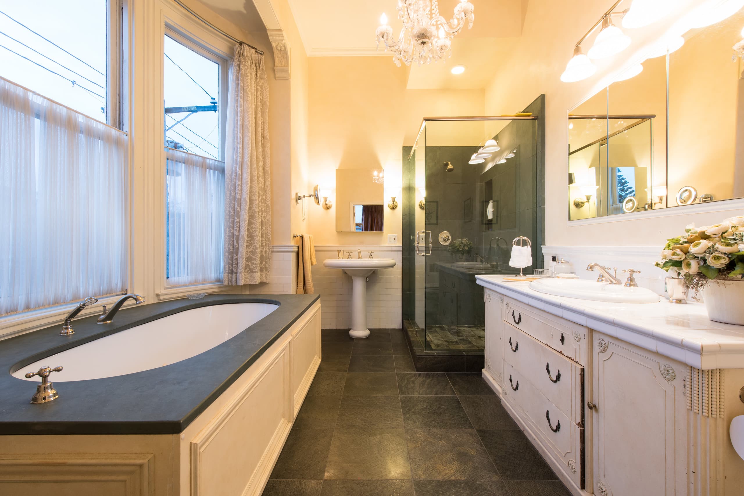 Home in San Francisco · ★4.96 · 6 bedrooms · 8 beds · 4.5 baths - Image 33