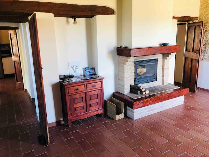Sala de estar arriba con fogata en los terrenos principales/ Sala de estar de arriba con chimenea edificio principal