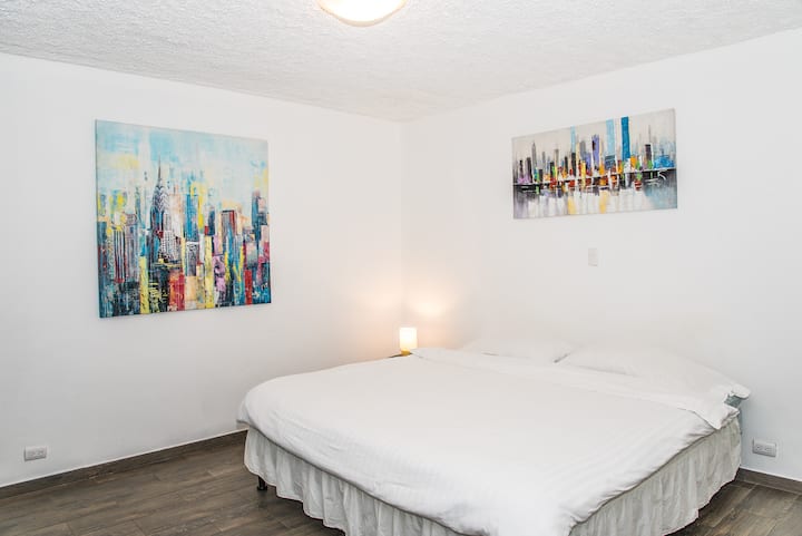 Chambre principale avec lit King Size, penderie et bureau