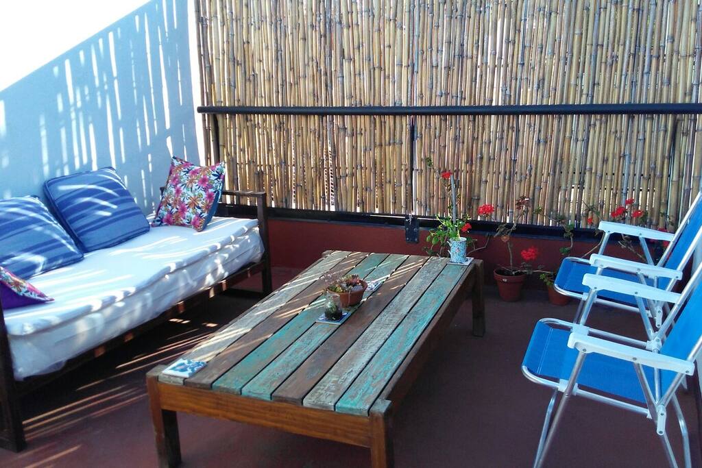 Cómoda terraza propia con sol de mañana... y vistas a los cerros