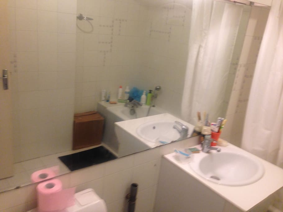 un grand salle de bain