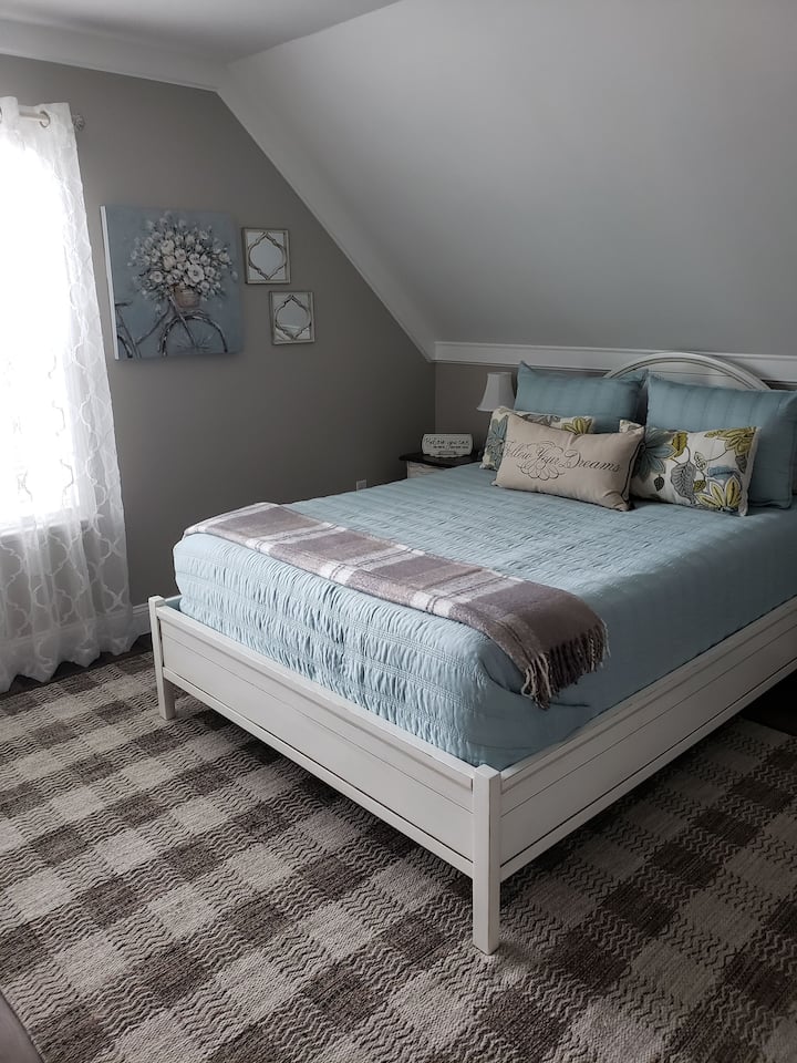 מיטת קווין עם מזרן ספוג נוח בגודל 10 אינץ'.