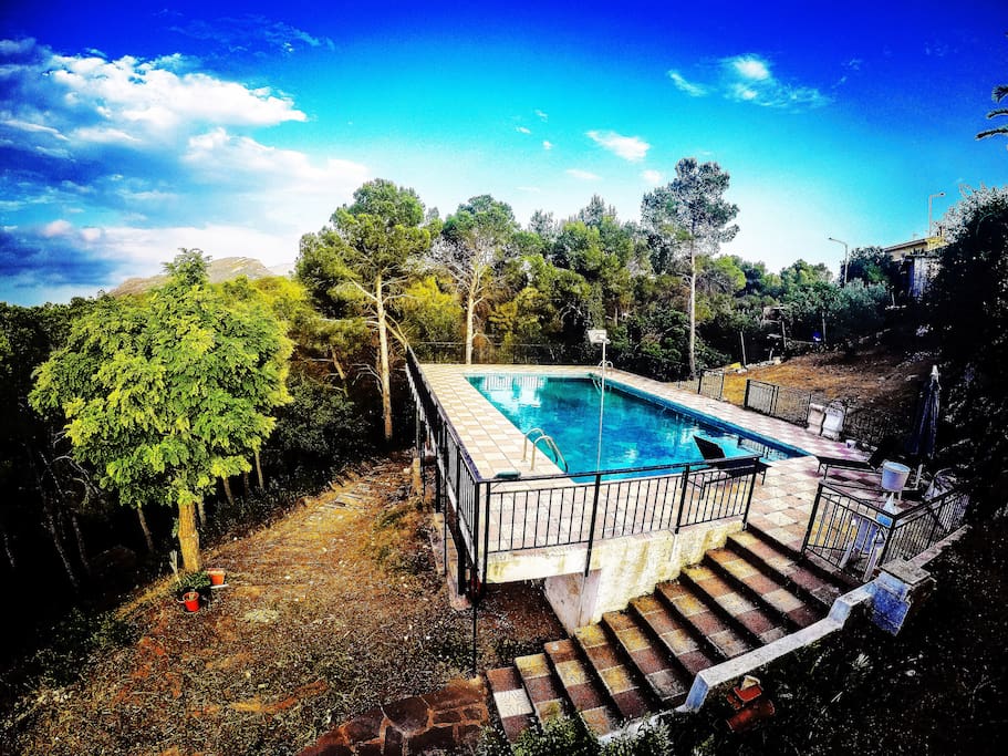 Piscina, accesible desde el patio de la casa