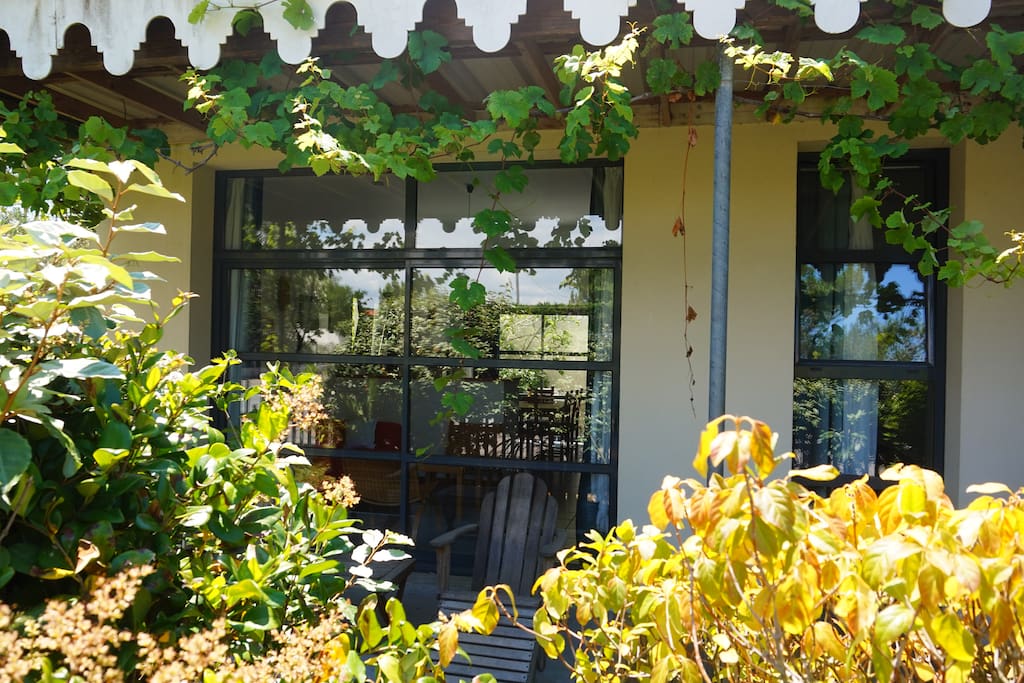 La terrasse avant, calme et isolée des regards