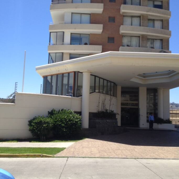 entrada edificio, segura con conserjes