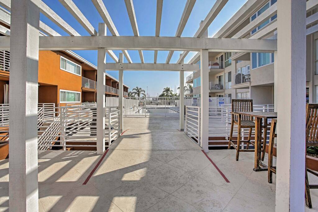 This luxurious home sleeps 4 and provides a great Point Loma location.