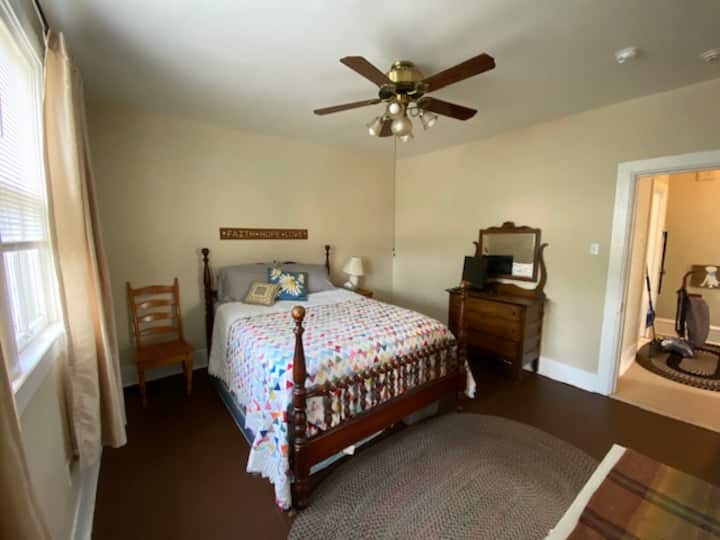 Chumba cha kulala kina mlango wa kuingia kwenye ukumbi na sebule.  