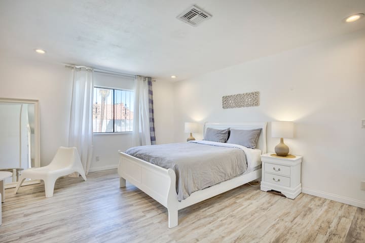 HOUSE 5 min from STRIP/Next UNLV/Amazing Pool-Spa gallery image 5