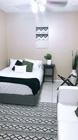 Orlando Studio for rent 1-3 months!! 700 a month!