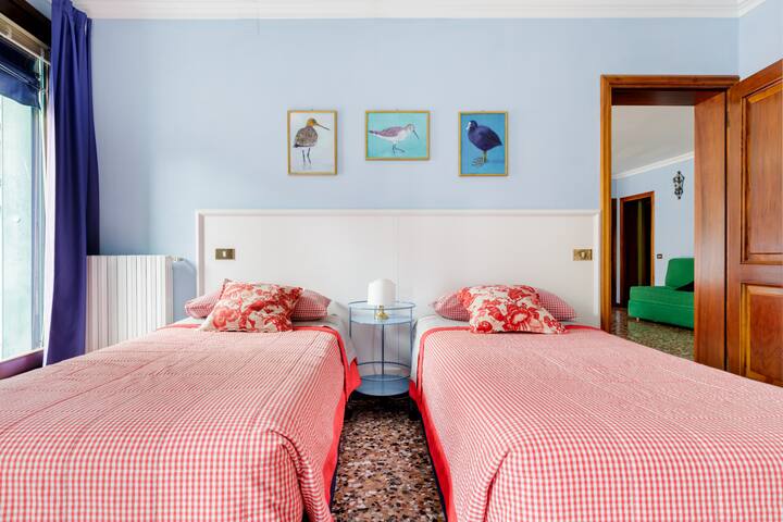 Colorful Apartment Overlooking the Rio Marin Canal gallery image 5