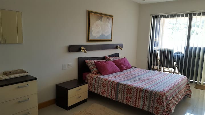 חדר שינה ראשי - המוביל למרפסת