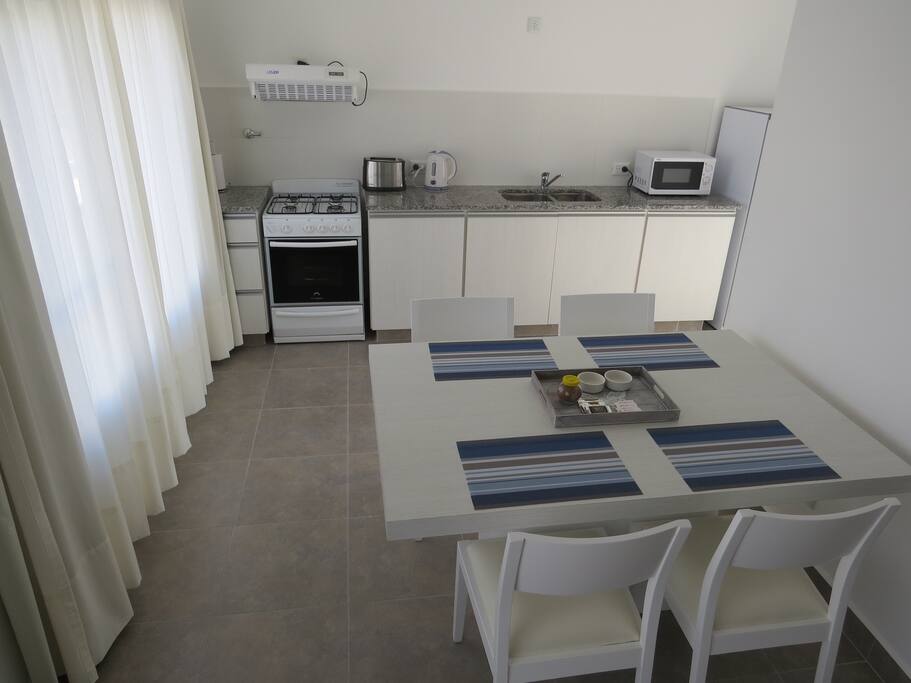 Cocina-comedor muy luminosos para 4 personas
