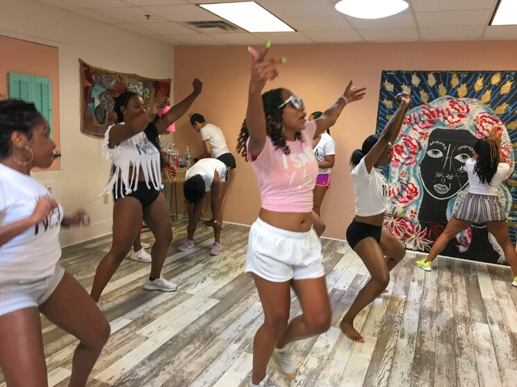 Show full-screen, host-provided image