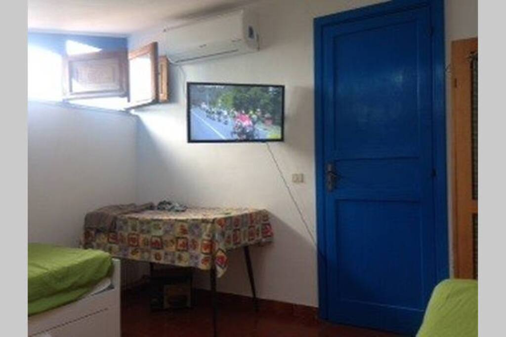 TV e aria condizionata in camera da letto