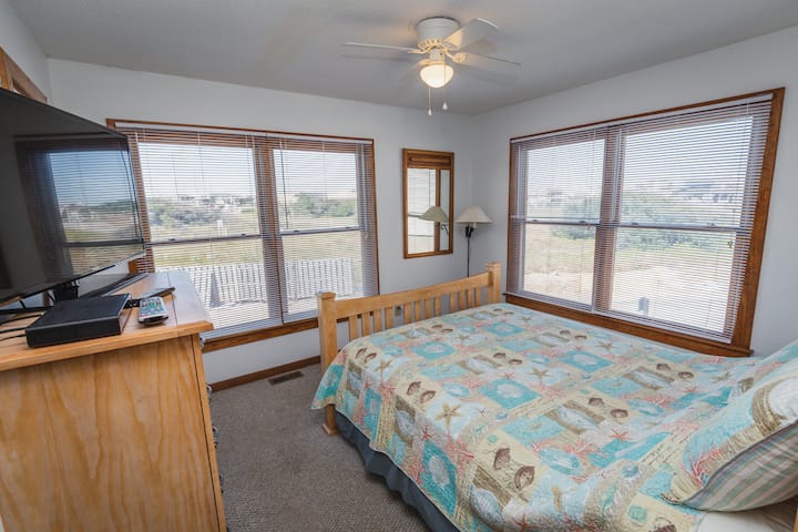 Მეორე საძინებელი საკაბელო და სმარტ-ტელევიზორით.   Პლაჟის ხედებიც.  