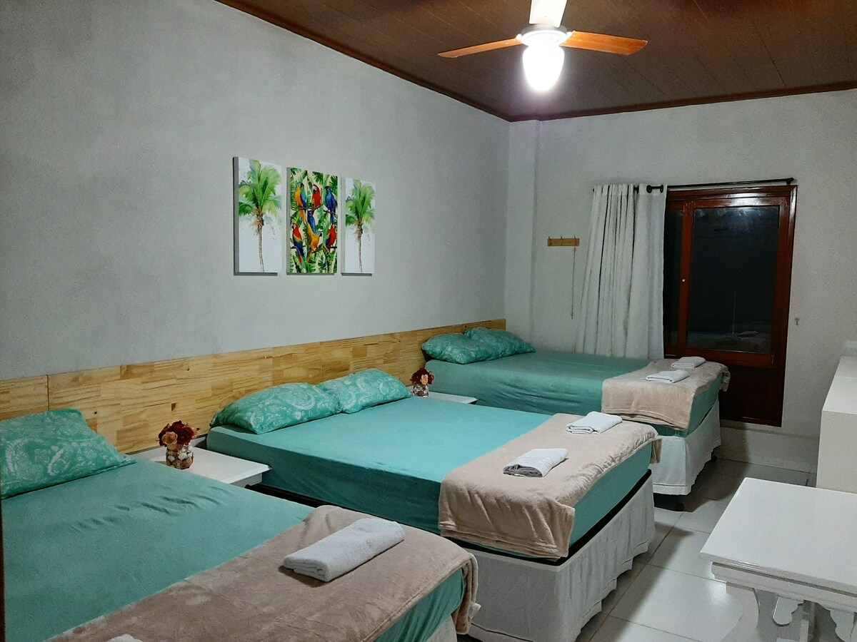 Este dormitorio en suite tiene: 3 camas dobles. Tiene ventiladores de techo y aire acondicionado. 