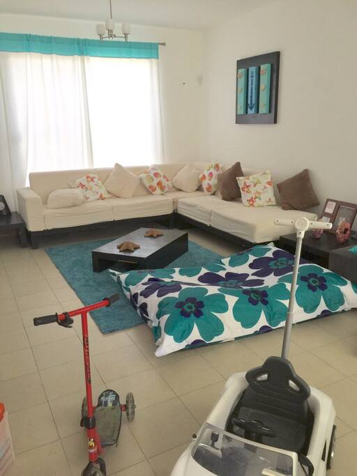 SALA BASTANTE AMPLIA PARA DISFRUTAR TODOS, CLIMATIZADA CON PANTALLA PLANA Y SKY AMPLIO