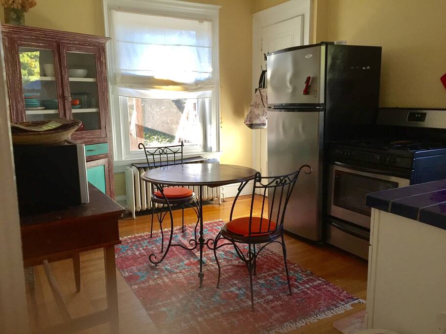 The eat-in kitchen has a microwave, appliances and an espresso coffee maker. There is also a little porch where you can sit outside and enjoy the view.