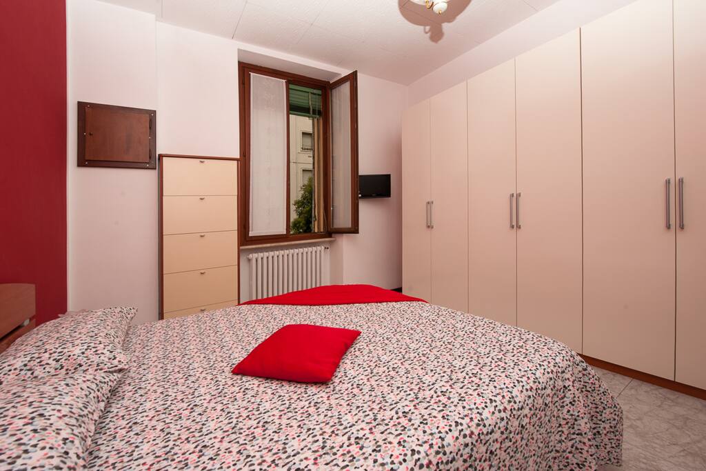 Camera da letto matrimoniale con tv e armadio a 6 ante