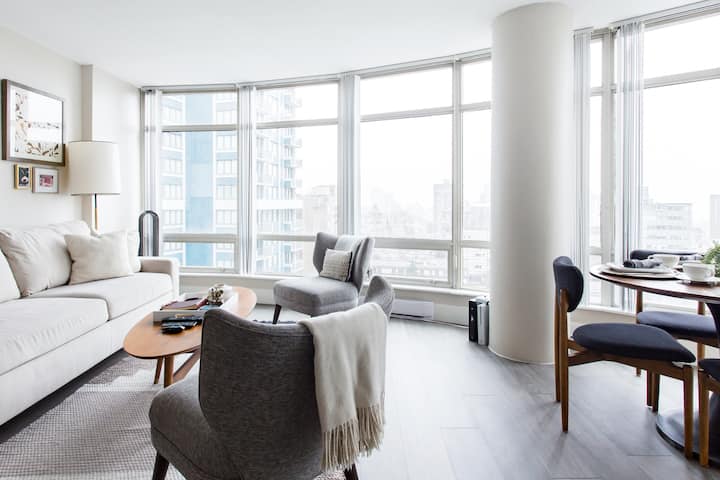 Executive Comfort only 1 Block from Robson Street
