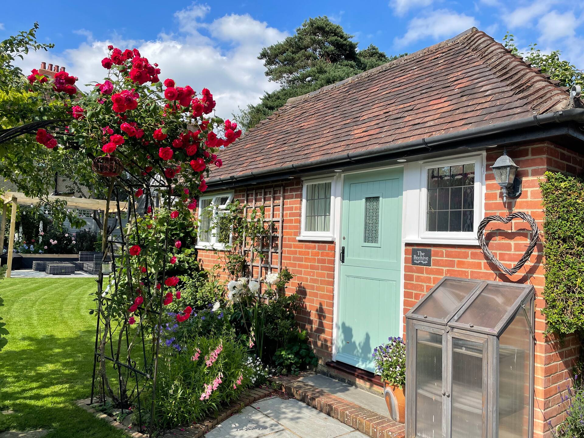 The Beehive- Beautiful garden room + breakfast