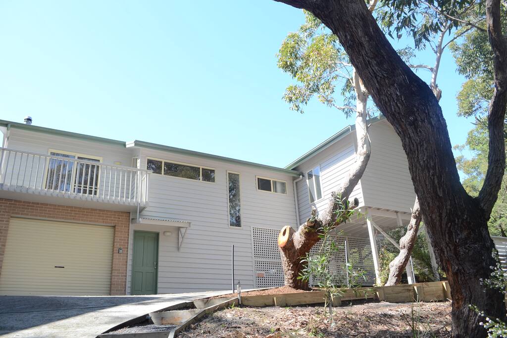 Top40 House sits on top of a sand dune...just a few minutes walk to Boomerang beach