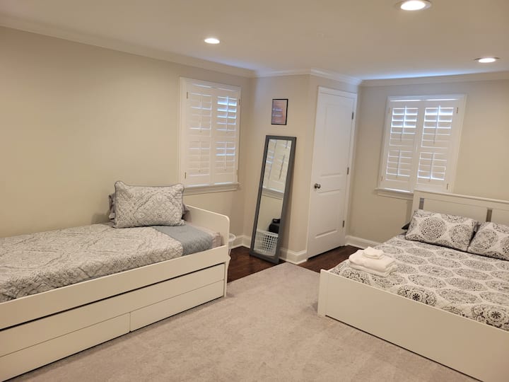 صورة ثانية لغرفة النوم لإظهار أوري للسرير المتحرك والمساحة.