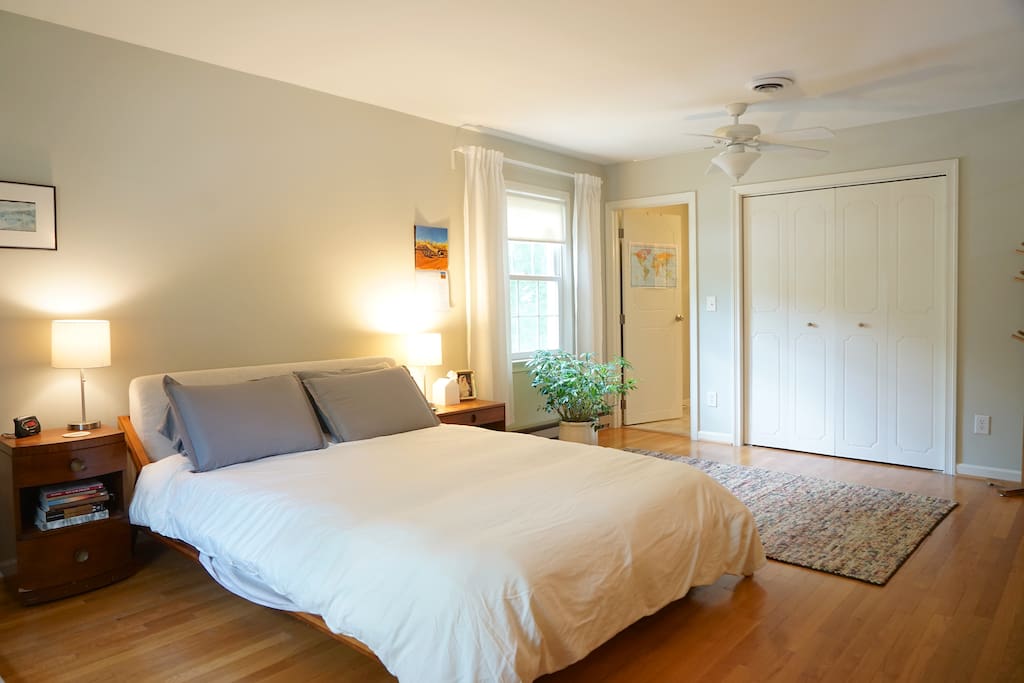 Master bedroom (queen)